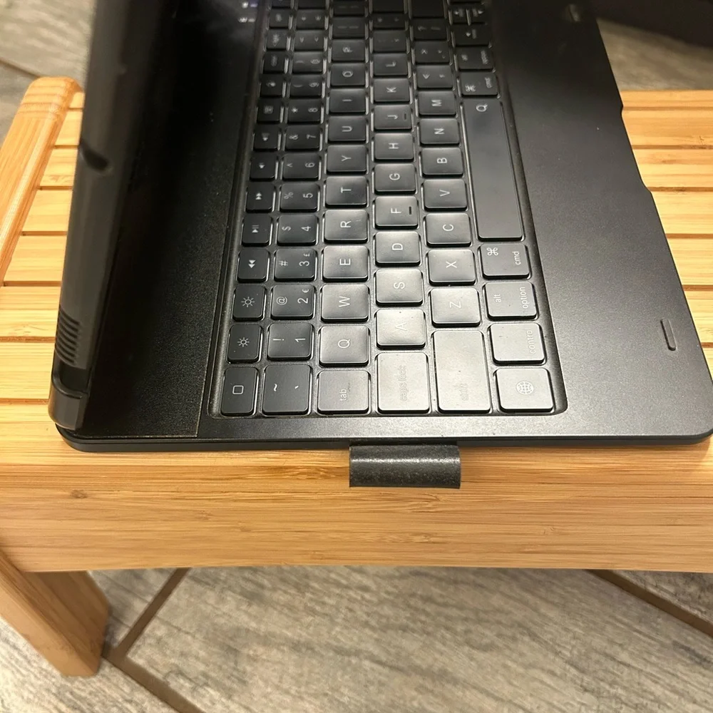 Apple iPad compatible folio case with keyboard